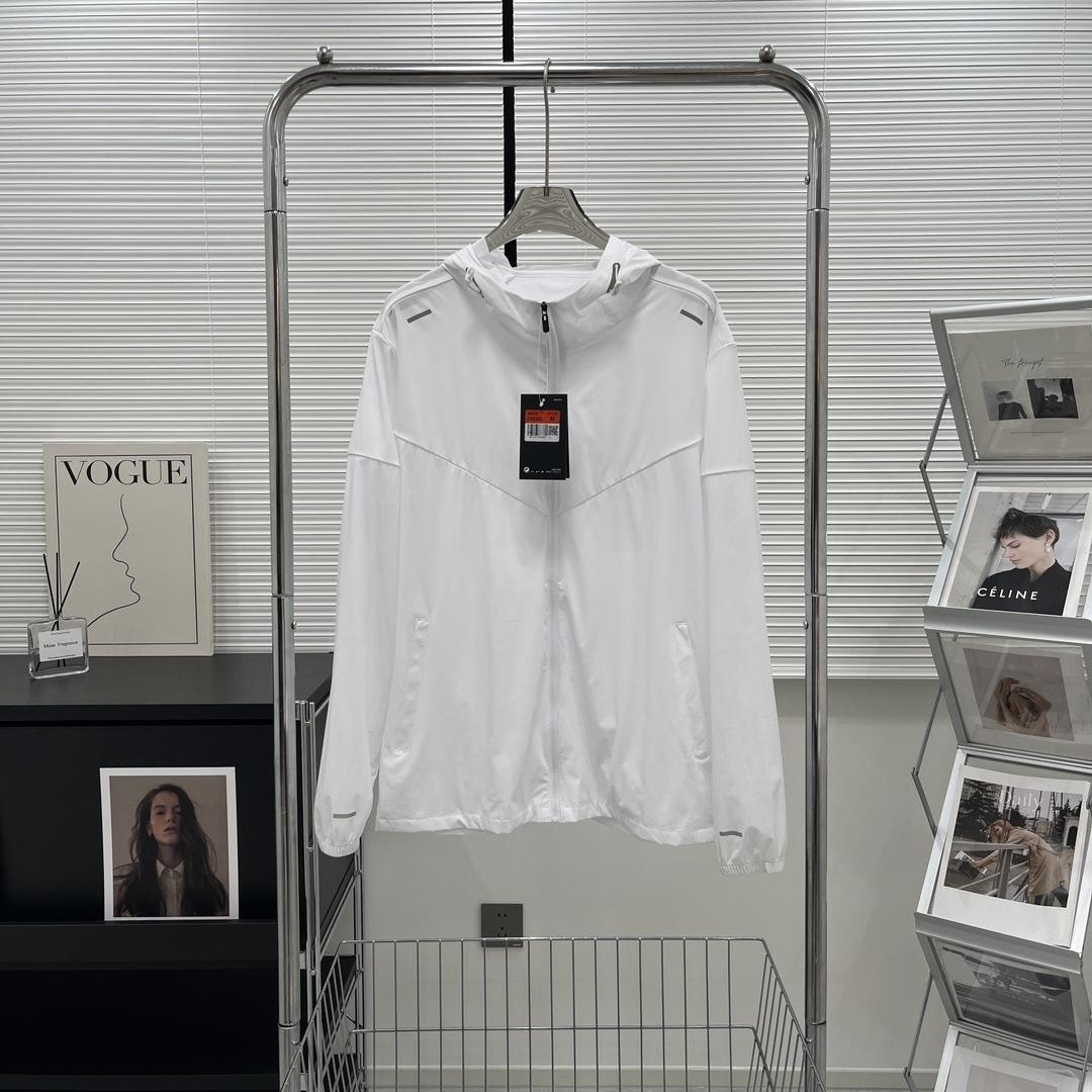 The new ice silk sunscreen clothing for summer is the same breathable outdoor skin clothing for men and women